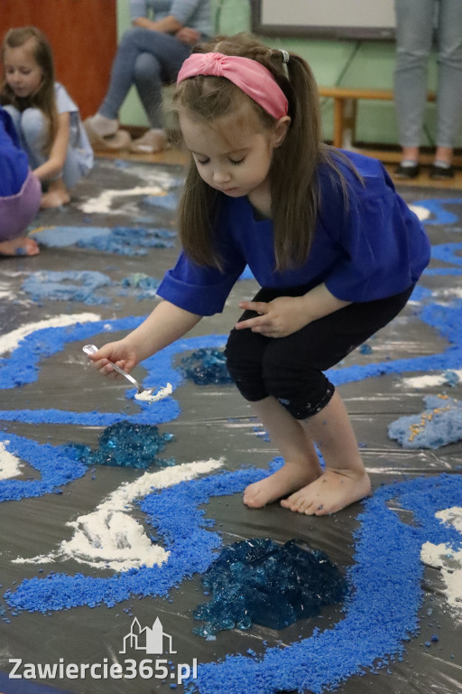 Fotorelacja: SENSOPLASTYKA NA NIEBIESKO w Przedszkolu Integracyjnym nr 3 w Zawierciu