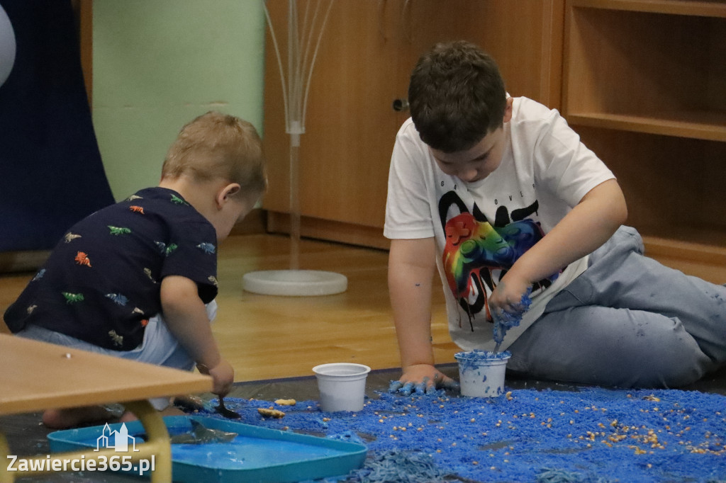 Fotorelacja: SENSOPLASTYKA NA NIEBIESKO w Przedszkolu Integracyjnym nr 3 w Zawierciu