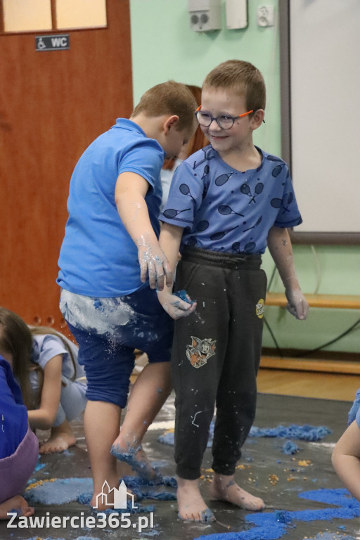 Fotorelacja: SENSOPLASTYKA NA NIEBIESKO w Przedszkolu Integracyjnym nr 3 w Zawierciu