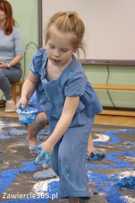 Fotorelacja: SENSOPLASTYKA NA NIEBIESKO w Przedszkolu Integracyjnym nr 3 w Zawierciu