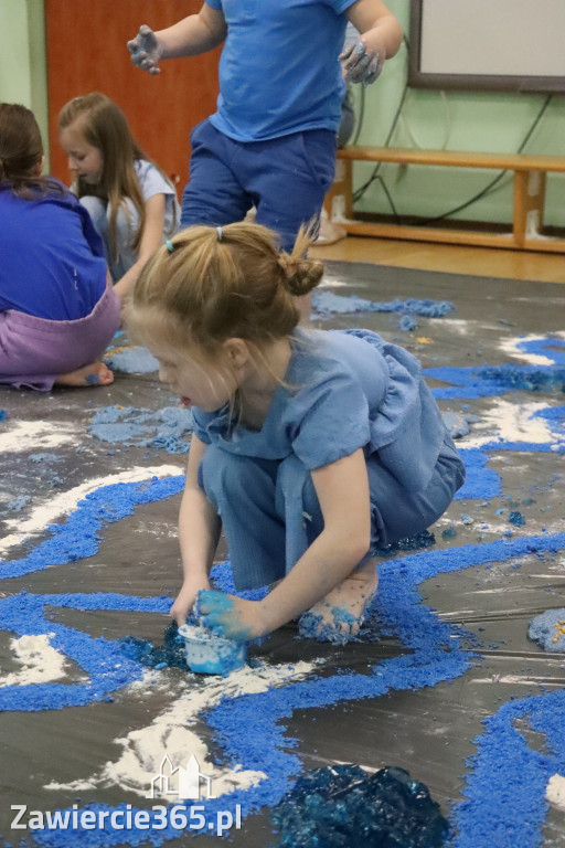 Fotorelacja: SENSOPLASTYKA NA NIEBIESKO w Przedszkolu Integracyjnym nr 3 w Zawierciu