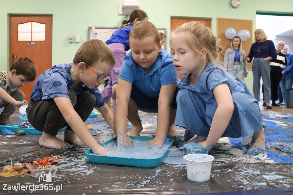 Fotorelacja: SENSOPLASTYKA NA NIEBIESKO w Przedszkolu Integracyjnym nr 3 w Zawierciu