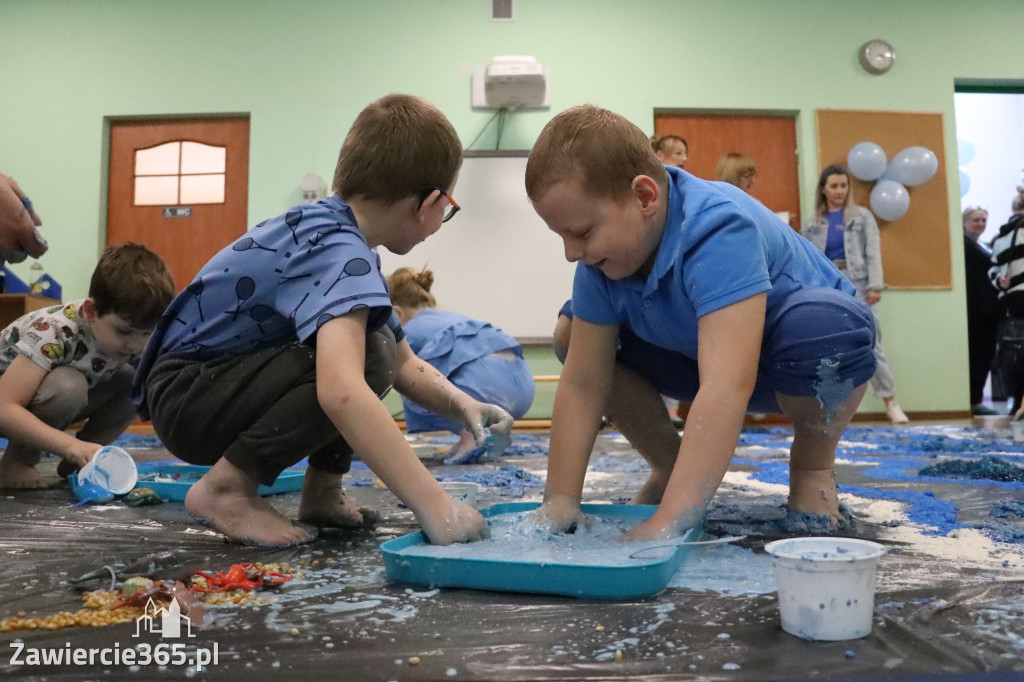 Fotorelacja: SENSOPLASTYKA NA NIEBIESKO w Przedszkolu Integracyjnym nr 3 w Zawierciu