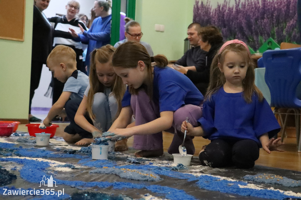 Fotorelacja: SENSOPLASTYKA NA NIEBIESKO w Przedszkolu Integracyjnym nr 3 w Zawierciu