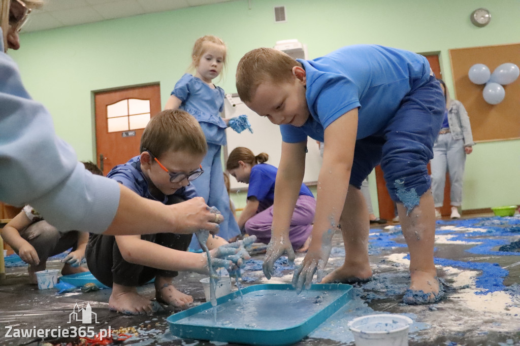 Fotorelacja: SENSOPLASTYKA NA NIEBIESKO w Przedszkolu Integracyjnym nr 3 w Zawierciu