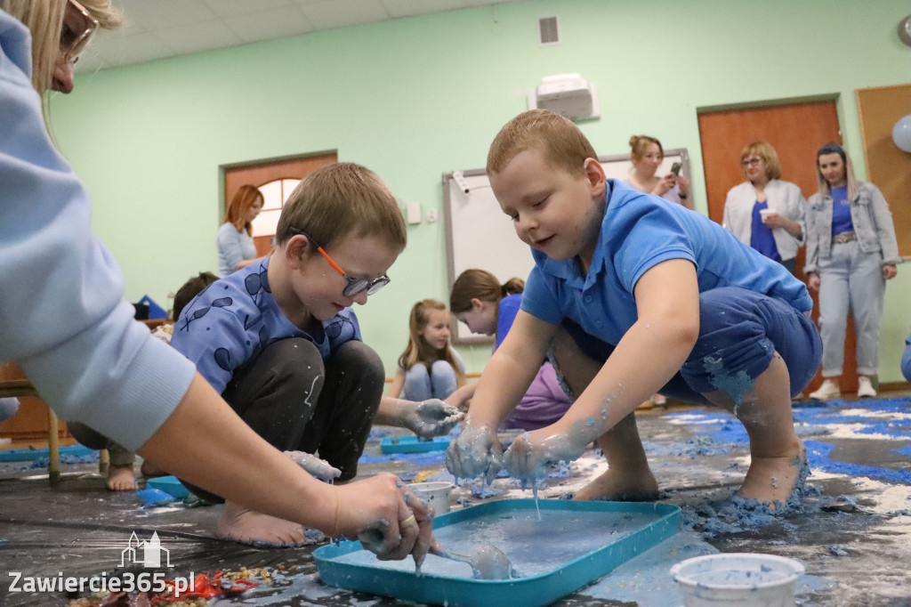Fotorelacja: SENSOPLASTYKA NA NIEBIESKO w Przedszkolu Integracyjnym nr 3 w Zawierciu