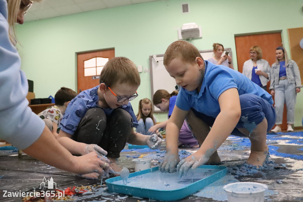 Fotorelacja: SENSOPLASTYKA NA NIEBIESKO w Przedszkolu Integracyjnym nr 3 w Zawierciu