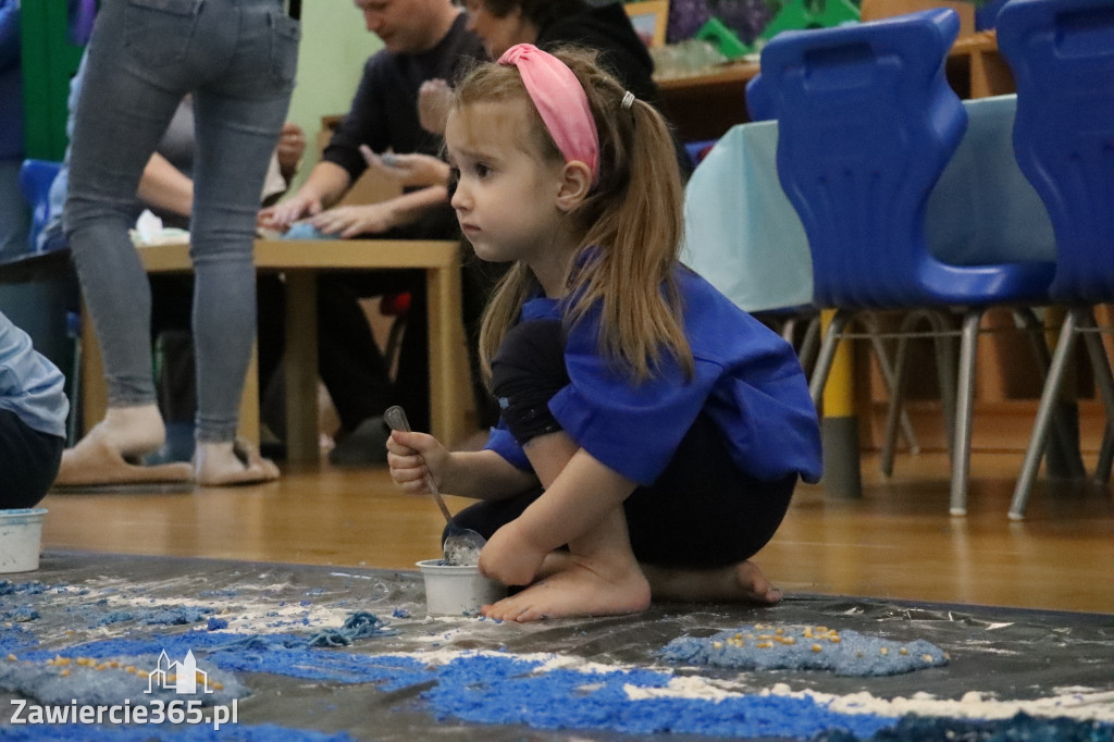 Fotorelacja: SENSOPLASTYKA NA NIEBIESKO w Przedszkolu Integracyjnym nr 3 w Zawierciu