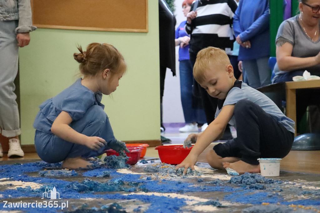 Fotorelacja: SENSOPLASTYKA NA NIEBIESKO w Przedszkolu Integracyjnym nr 3 w Zawierciu