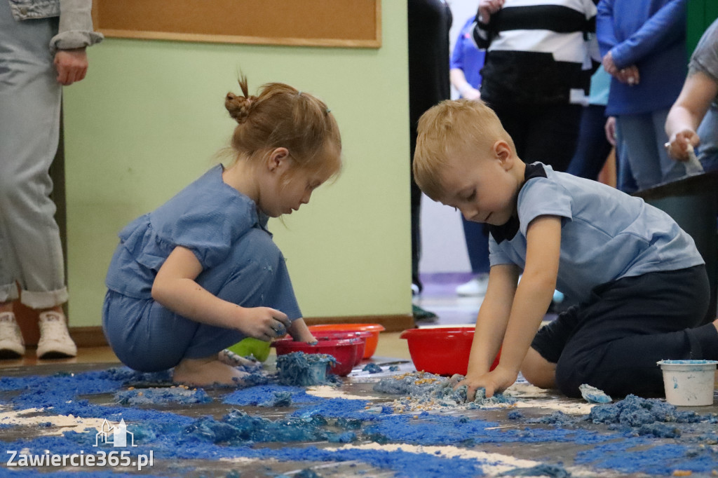 Fotorelacja: SENSOPLASTYKA NA NIEBIESKO w Przedszkolu Integracyjnym nr 3 w Zawierciu