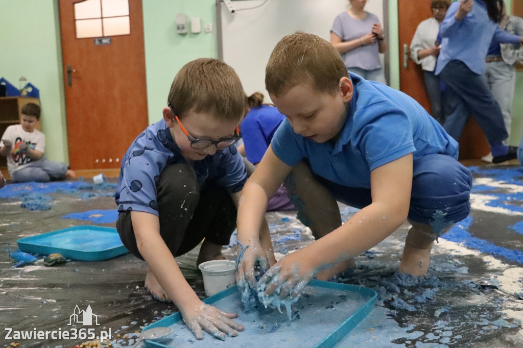 Fotorelacja: SENSOPLASTYKA NA NIEBIESKO w Przedszkolu Integracyjnym nr 3 w Zawierciu