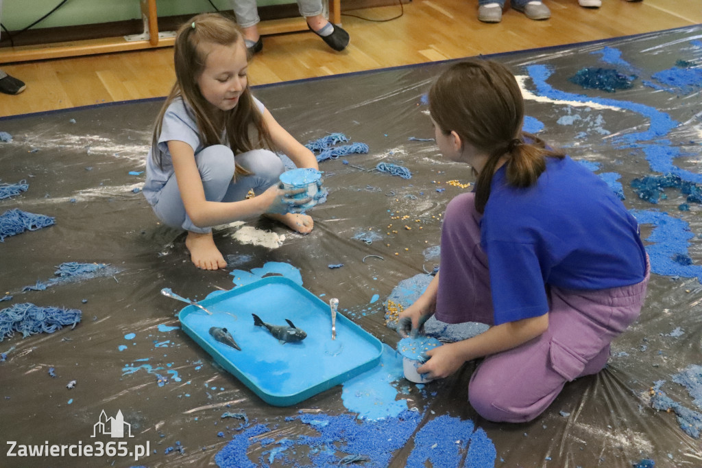 Fotorelacja: SENSOPLASTYKA NA NIEBIESKO w Przedszkolu Integracyjnym nr 3 w Zawierciu