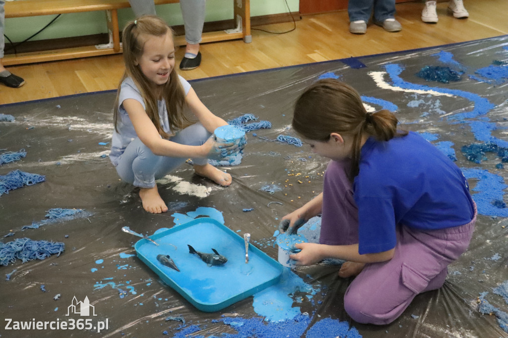 Fotorelacja: SENSOPLASTYKA NA NIEBIESKO w Przedszkolu Integracyjnym nr 3 w Zawierciu