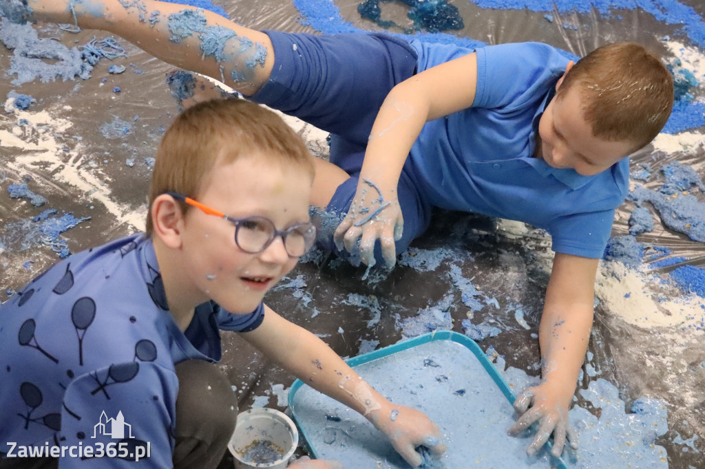 Fotorelacja: SENSOPLASTYKA NA NIEBIESKO w Przedszkolu Integracyjnym nr 3 w Zawierciu