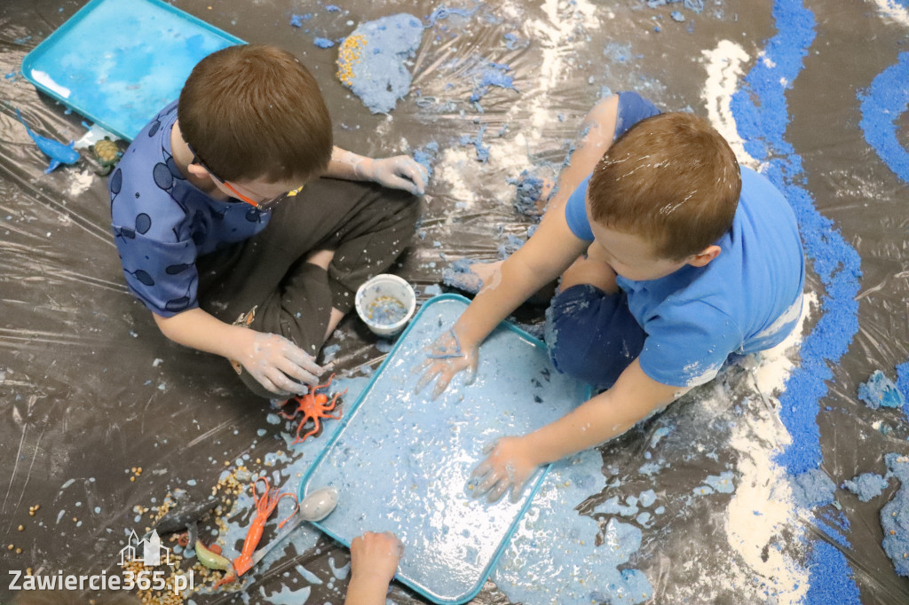 Fotorelacja: SENSOPLASTYKA NA NIEBIESKO w Przedszkolu Integracyjnym nr 3 w Zawierciu