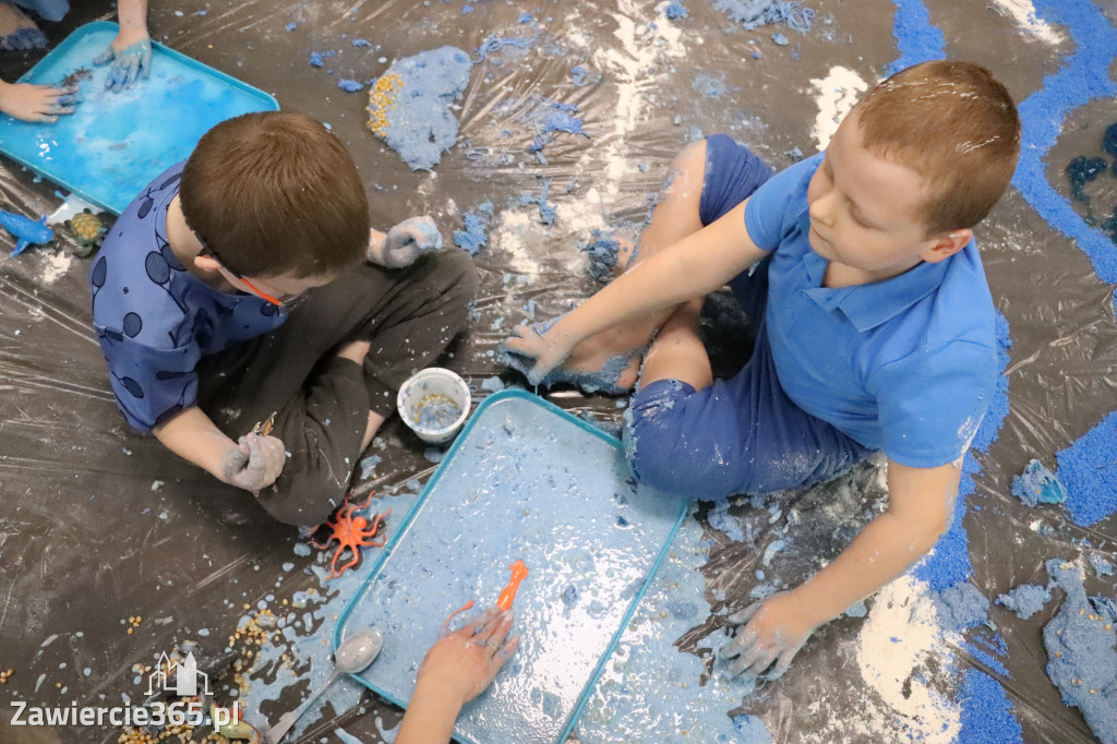 Fotorelacja: SENSOPLASTYKA NA NIEBIESKO w Przedszkolu Integracyjnym nr 3 w Zawierciu