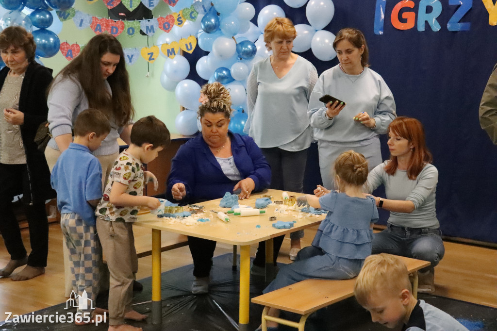 Fotorelacja: SENSOPLASTYKA NA NIEBIESKO w Przedszkolu Integracyjnym nr 3 w Zawierciu