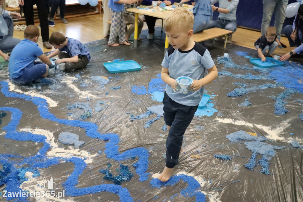 Fotorelacja: SENSOPLASTYKA NA NIEBIESKO w Przedszkolu Integracyjnym nr 3 w Zawierciu