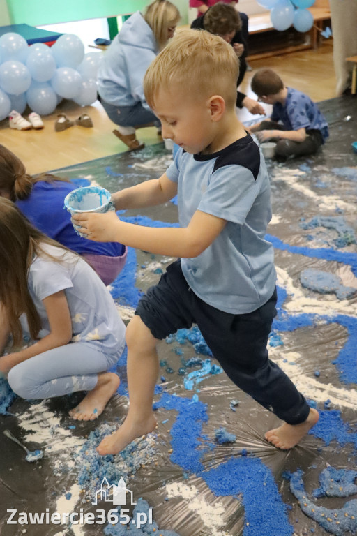 Fotorelacja: SENSOPLASTYKA NA NIEBIESKO w Przedszkolu Integracyjnym nr 3 w Zawierciu