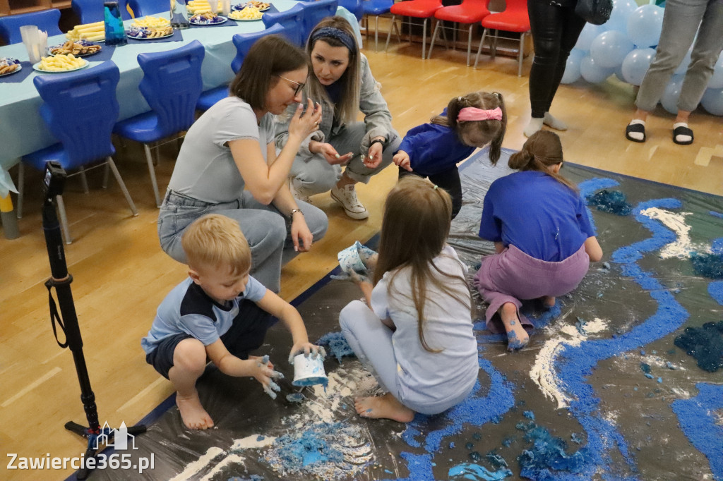 Fotorelacja: SENSOPLASTYKA NA NIEBIESKO w Przedszkolu Integracyjnym nr 3 w Zawierciu