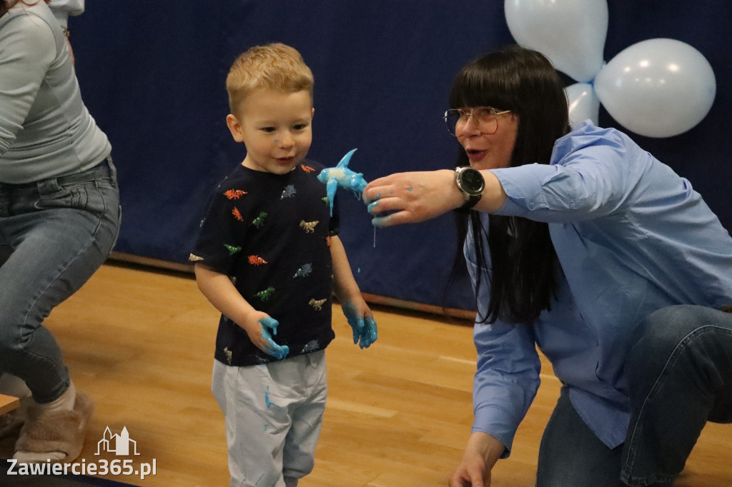 Fotorelacja: SENSOPLASTYKA NA NIEBIESKO w Przedszkolu Integracyjnym nr 3 w Zawierciu