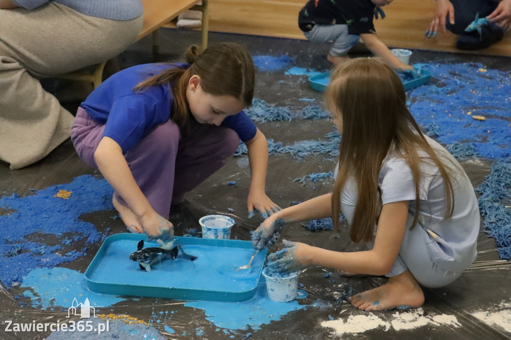 Fotorelacja: SENSOPLASTYKA NA NIEBIESKO w Przedszkolu Integracyjnym nr 3 w Zawierciu