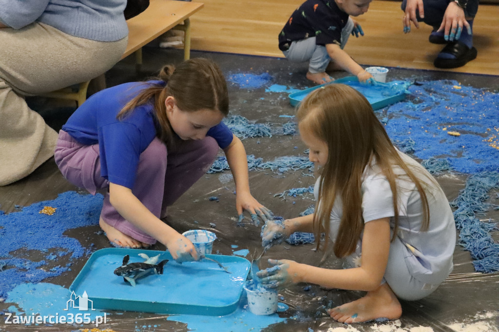 Fotorelacja: SENSOPLASTYKA NA NIEBIESKO w Przedszkolu Integracyjnym nr 3 w Zawierciu