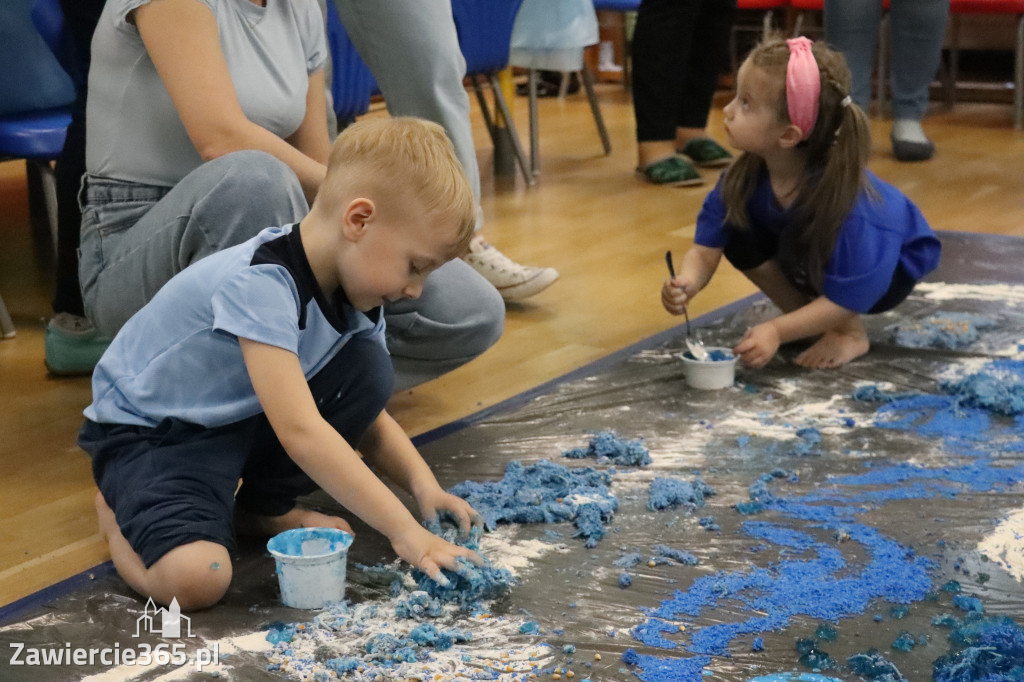 Fotorelacja: SENSOPLASTYKA NA NIEBIESKO w Przedszkolu Integracyjnym nr 3 w Zawierciu