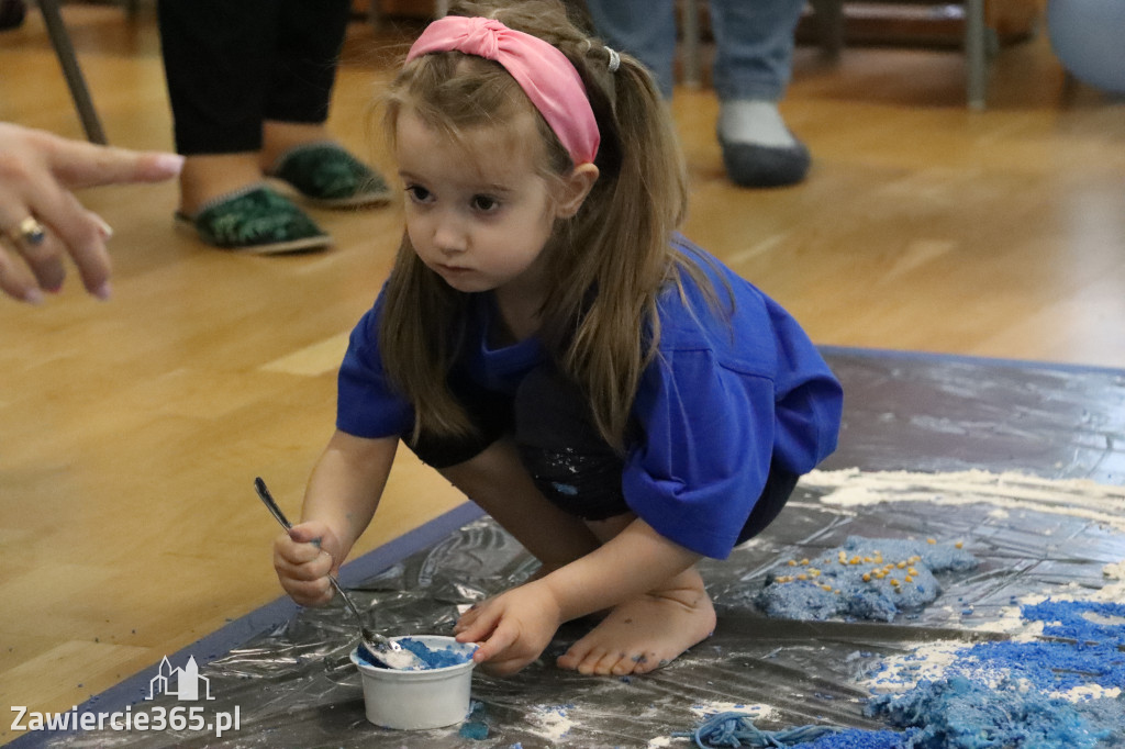 Fotorelacja: SENSOPLASTYKA NA NIEBIESKO w Przedszkolu Integracyjnym nr 3 w Zawierciu