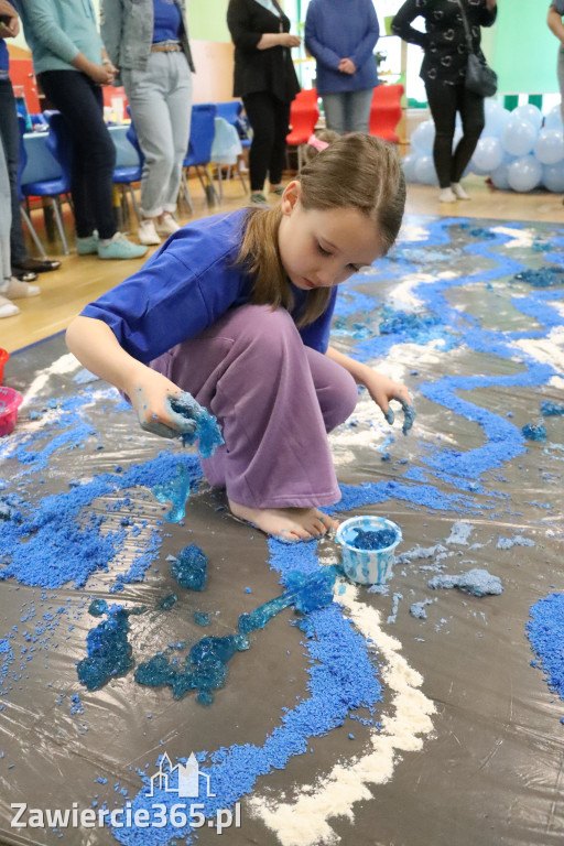 Fotorelacja: SENSOPLASTYKA NA NIEBIESKO w Przedszkolu Integracyjnym nr 3 w Zawierciu