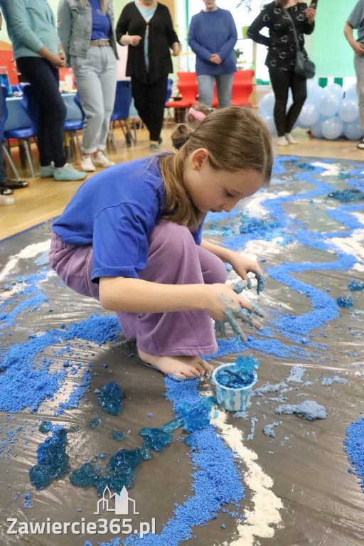 Fotorelacja: SENSOPLASTYKA NA NIEBIESKO w Przedszkolu Integracyjnym nr 3 w Zawierciu