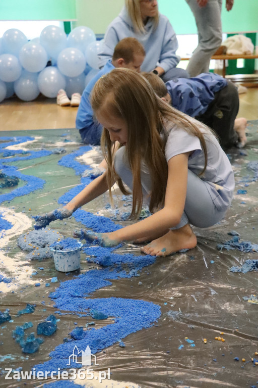 Fotorelacja: SENSOPLASTYKA NA NIEBIESKO w Przedszkolu Integracyjnym nr 3 w Zawierciu