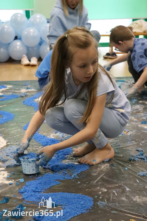 Fotorelacja: SENSOPLASTYKA NA NIEBIESKO w Przedszkolu Integracyjnym nr 3 w Zawierciu