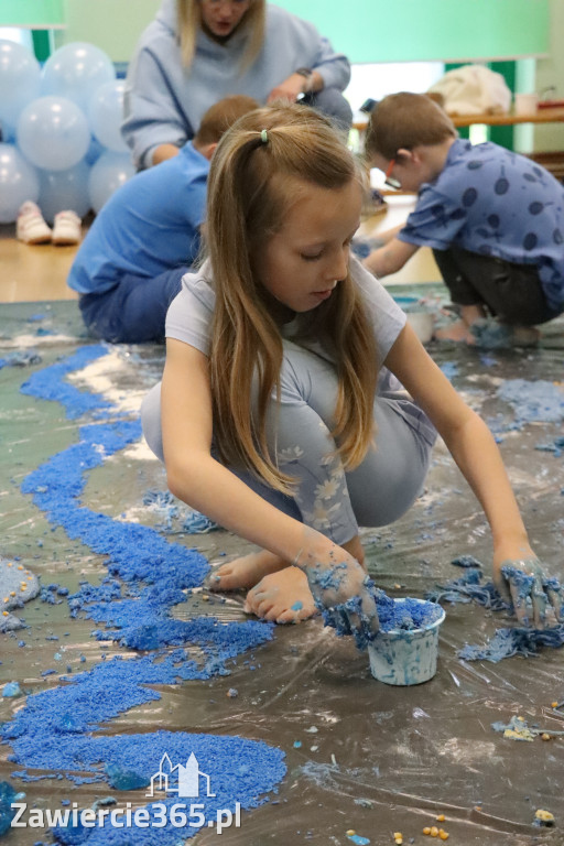 Fotorelacja: SENSOPLASTYKA NA NIEBIESKO w Przedszkolu Integracyjnym nr 3 w Zawierciu
