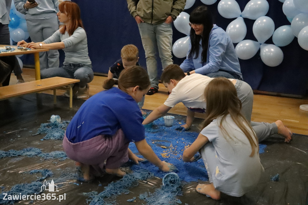 Fotorelacja: SENSOPLASTYKA NA NIEBIESKO w Przedszkolu Integracyjnym nr 3 w Zawierciu