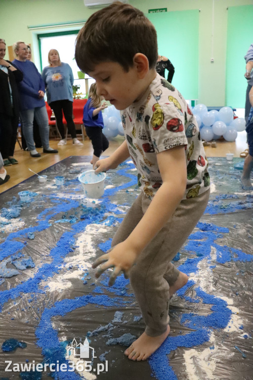 Fotorelacja: SENSOPLASTYKA NA NIEBIESKO w Przedszkolu Integracyjnym nr 3 w Zawierciu