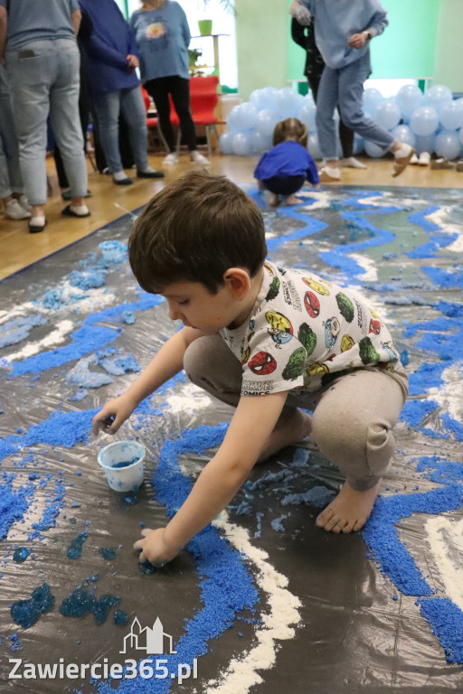 Fotorelacja: SENSOPLASTYKA NA NIEBIESKO w Przedszkolu Integracyjnym nr 3 w Zawierciu