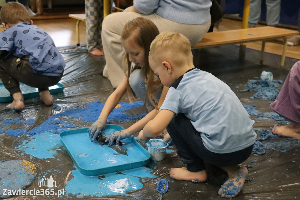 Fotorelacja: SENSOPLASTYKA NA NIEBIESKO w Przedszkolu Integracyjnym nr 3 w Zawierciu