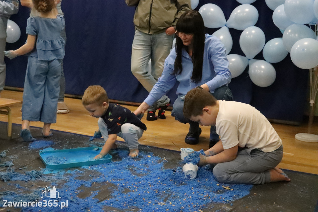 Fotorelacja: SENSOPLASTYKA NA NIEBIESKO w Przedszkolu Integracyjnym nr 3 w Zawierciu