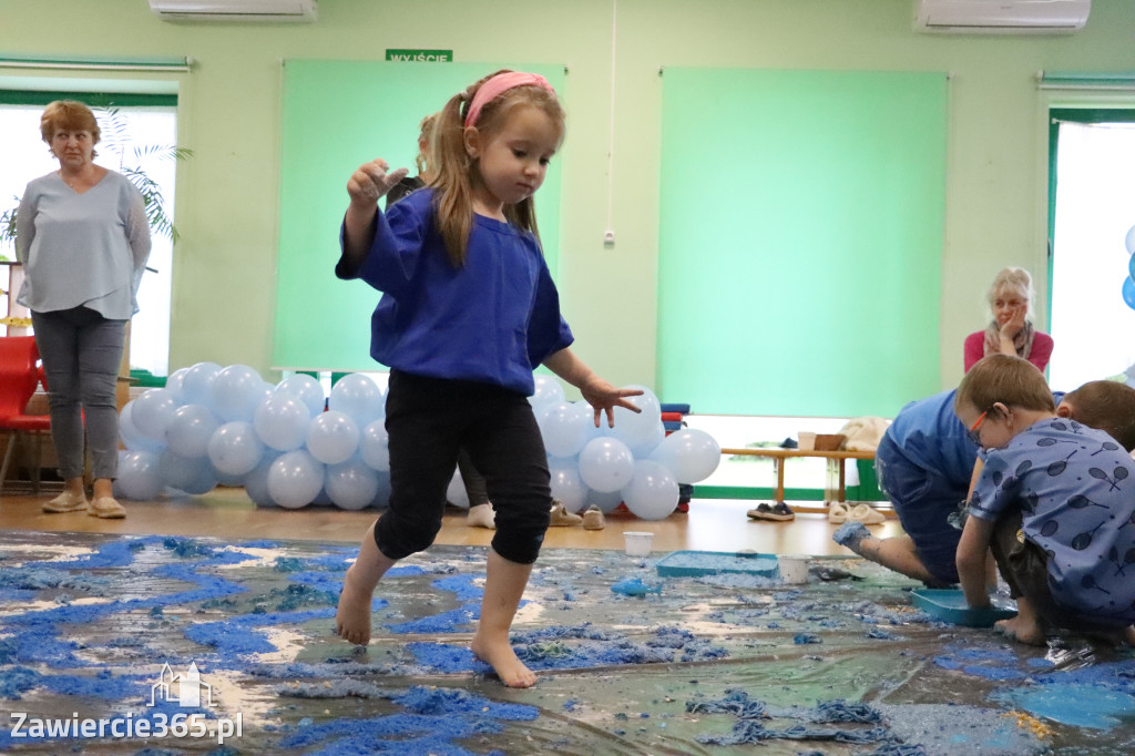 Fotorelacja: SENSOPLASTYKA NA NIEBIESKO w Przedszkolu Integracyjnym nr 3 w Zawierciu
