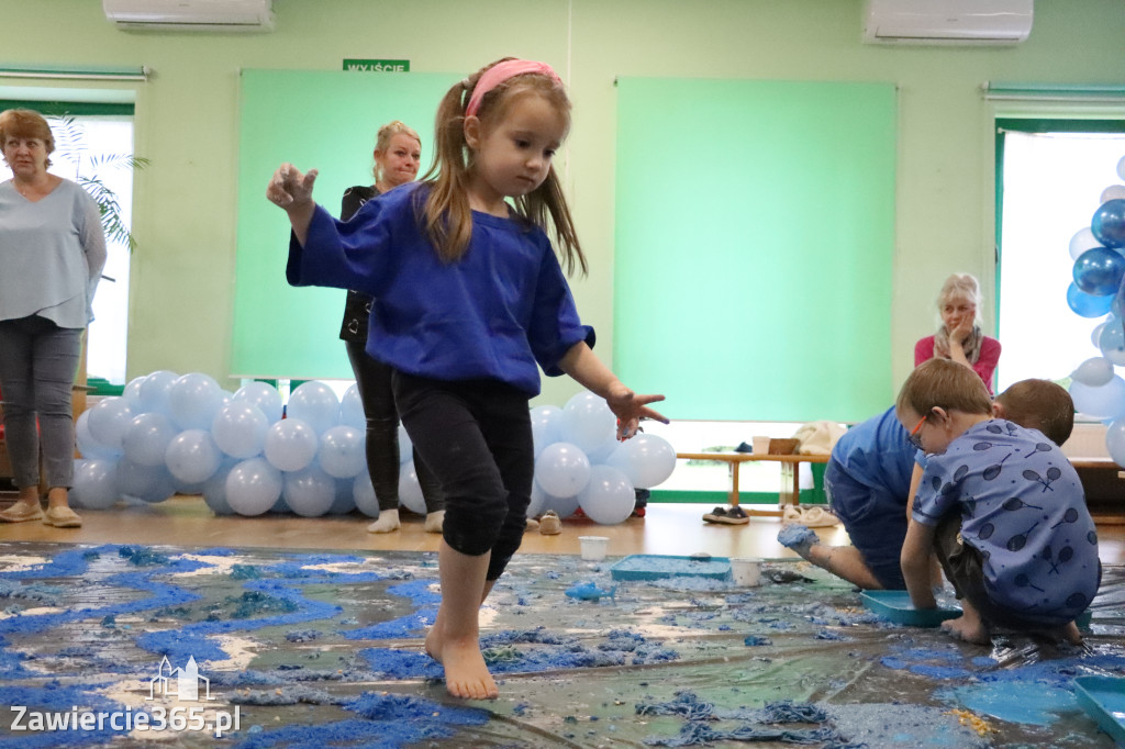 Fotorelacja: SENSOPLASTYKA NA NIEBIESKO w Przedszkolu Integracyjnym nr 3 w Zawierciu