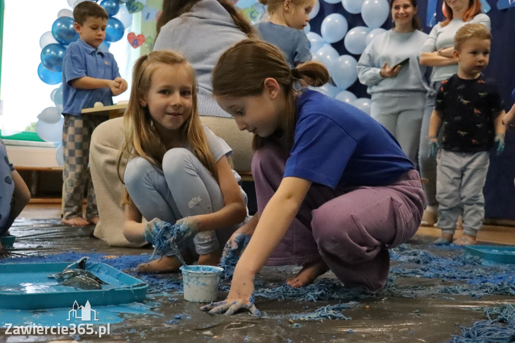 Fotorelacja: SENSOPLASTYKA NA NIEBIESKO w Przedszkolu Integracyjnym nr 3 w Zawierciu