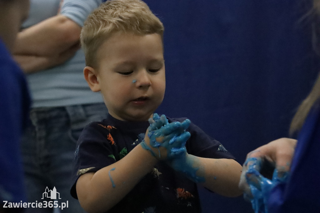 Fotorelacja: SENSOPLASTYKA NA NIEBIESKO w Przedszkolu Integracyjnym nr 3 w Zawierciu