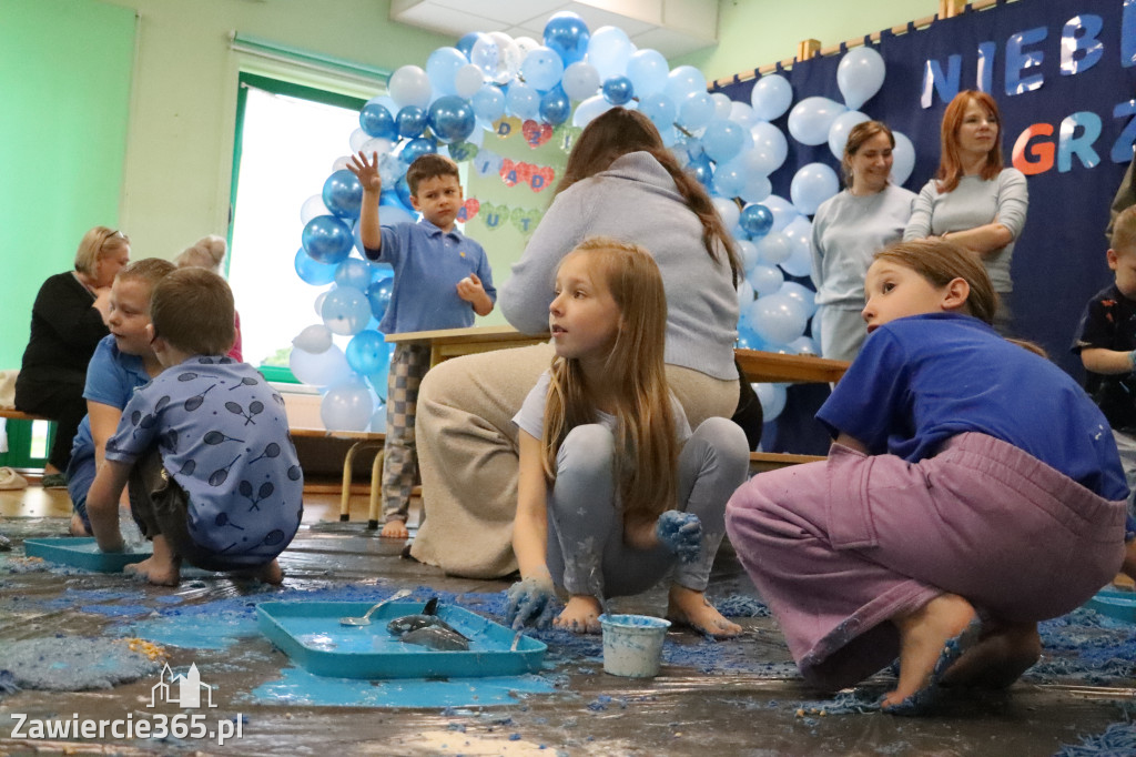 Fotorelacja: SENSOPLASTYKA NA NIEBIESKO w Przedszkolu Integracyjnym nr 3 w Zawierciu