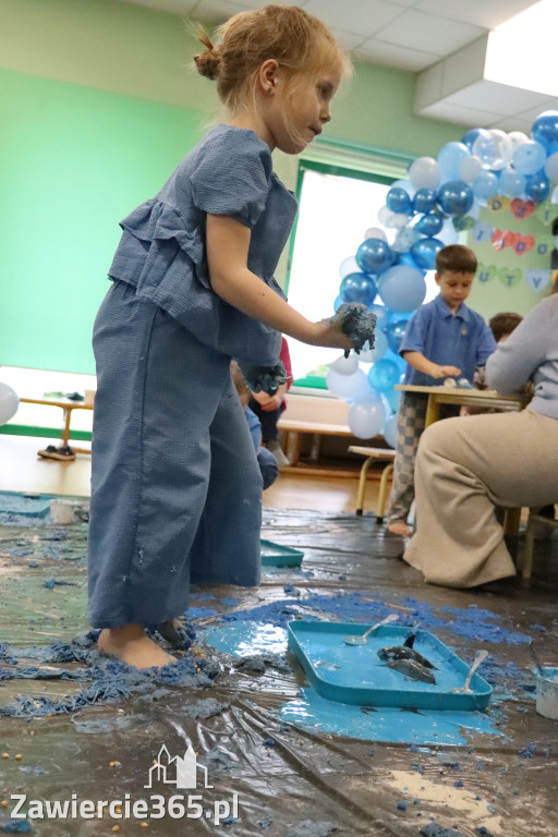 Fotorelacja: SENSOPLASTYKA NA NIEBIESKO w Przedszkolu Integracyjnym nr 3 w Zawierciu