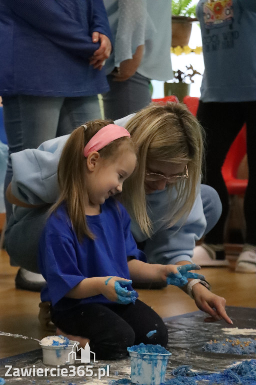 Fotorelacja: SENSOPLASTYKA NA NIEBIESKO w Przedszkolu Integracyjnym nr 3 w Zawierciu