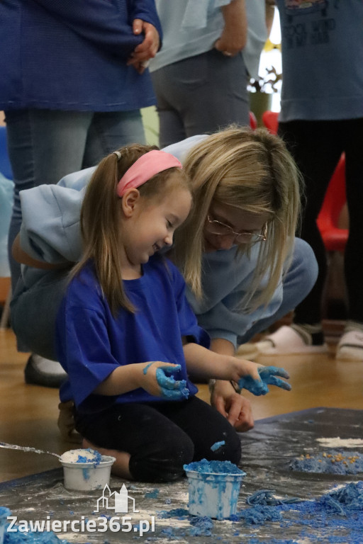 Fotorelacja: SENSOPLASTYKA NA NIEBIESKO w Przedszkolu Integracyjnym nr 3 w Zawierciu