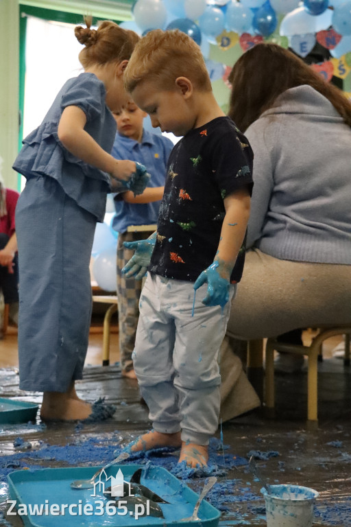 Fotorelacja: SENSOPLASTYKA NA NIEBIESKO w Przedszkolu Integracyjnym nr 3 w Zawierciu