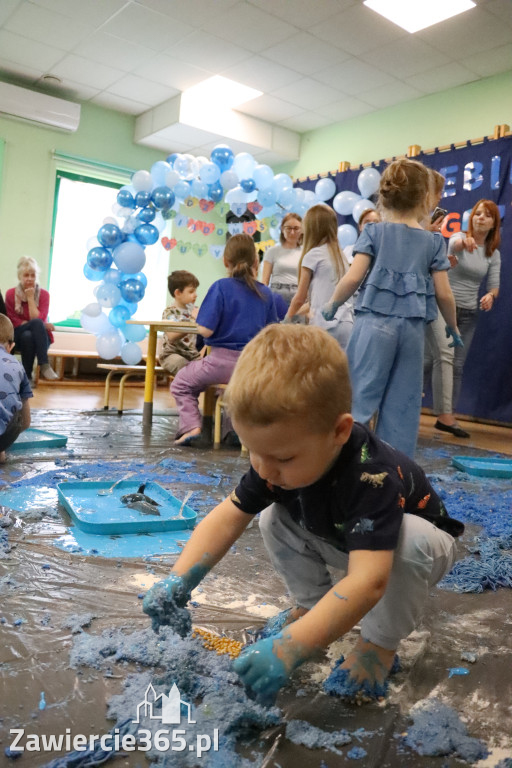 Fotorelacja: SENSOPLASTYKA NA NIEBIESKO w Przedszkolu Integracyjnym nr 3 w Zawierciu