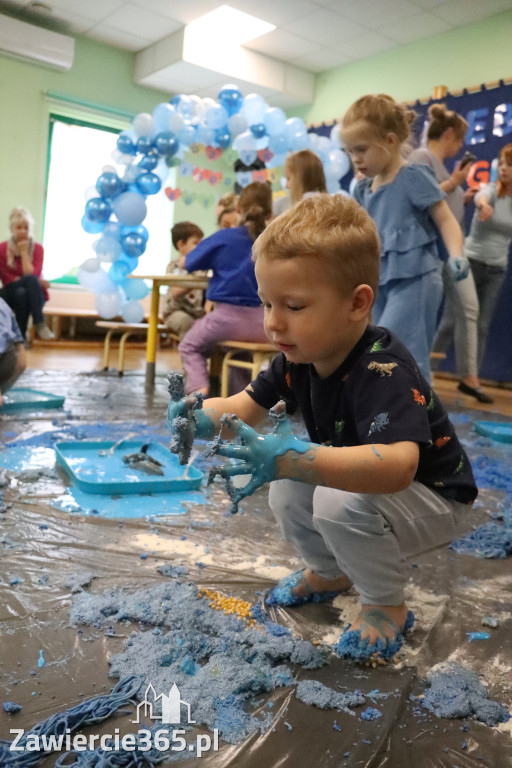 Fotorelacja: SENSOPLASTYKA NA NIEBIESKO w Przedszkolu Integracyjnym nr 3 w Zawierciu